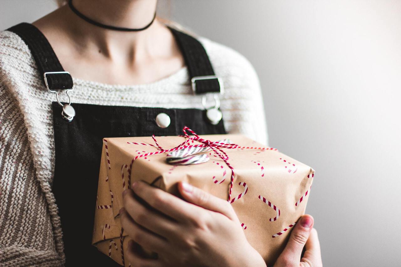 クリスマスプレゼントを抱える女性