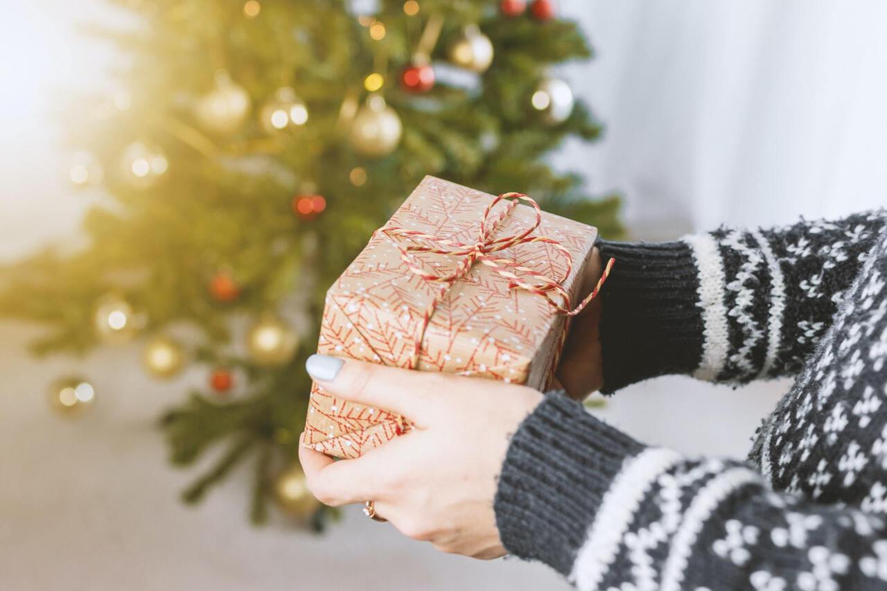 クリスマスプレゼントを受け取る女性