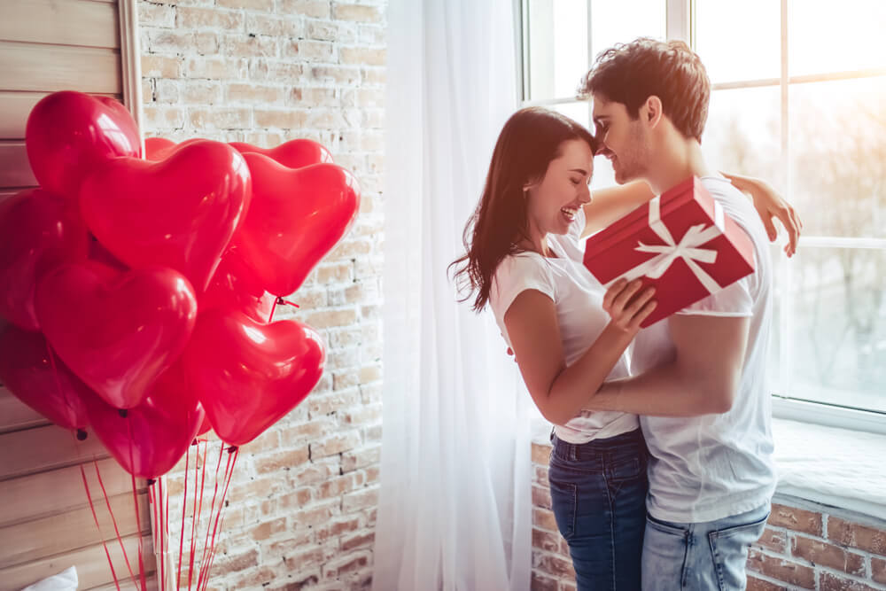 飾りつけられた部屋で過ごす夫婦