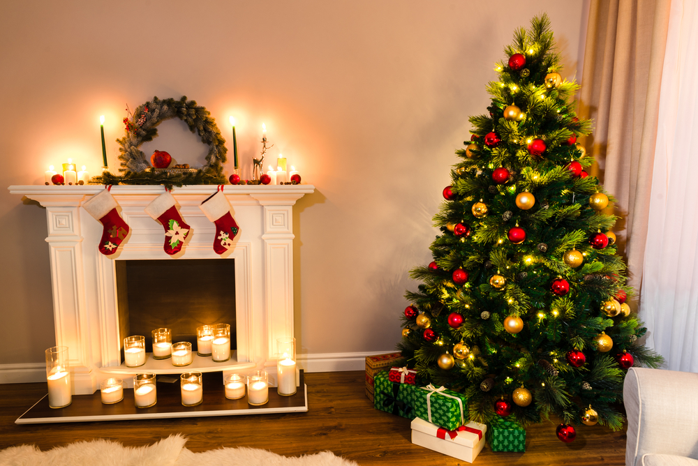 クリスマスの飾りつけをしている部屋
