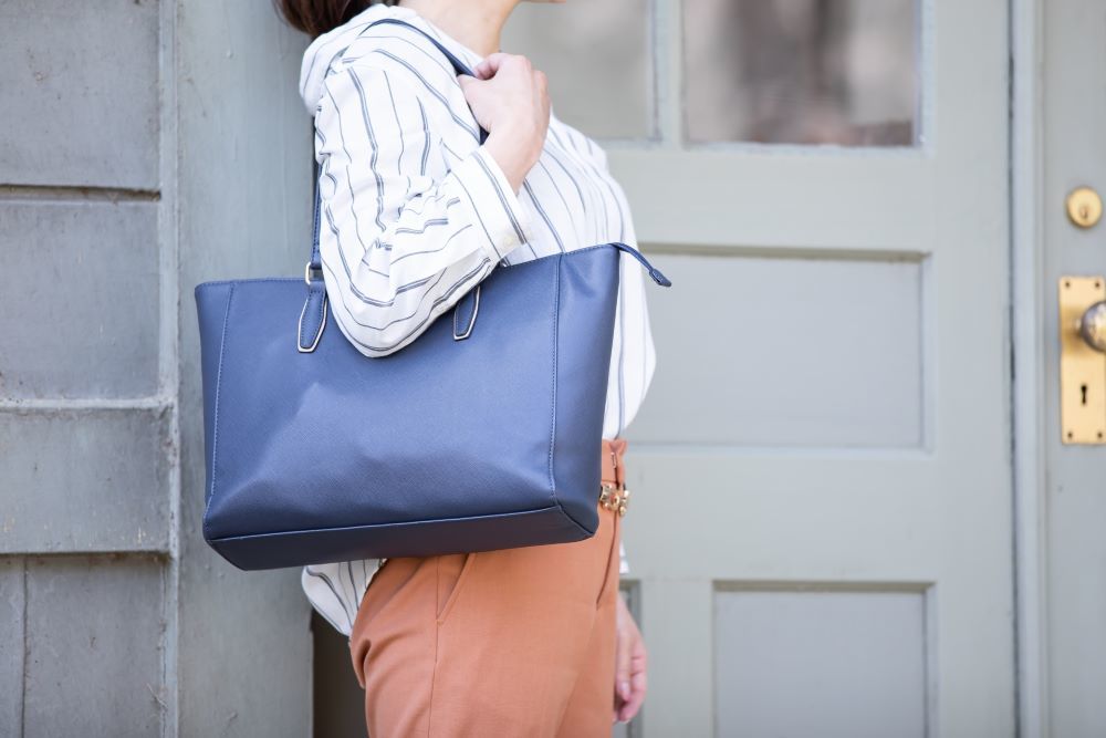 オフィスカジュアルスタイルの女性
