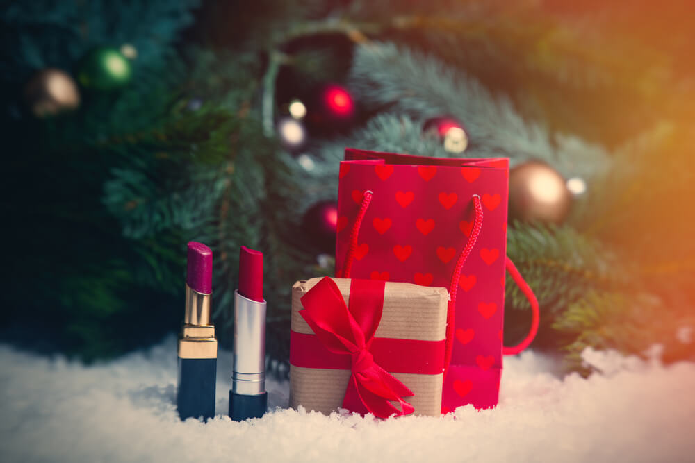 クリスマスのギフトラッピングと口紅