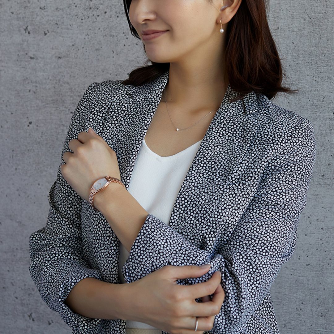 4℃のジュエリーと腕時計を身に着けた女性