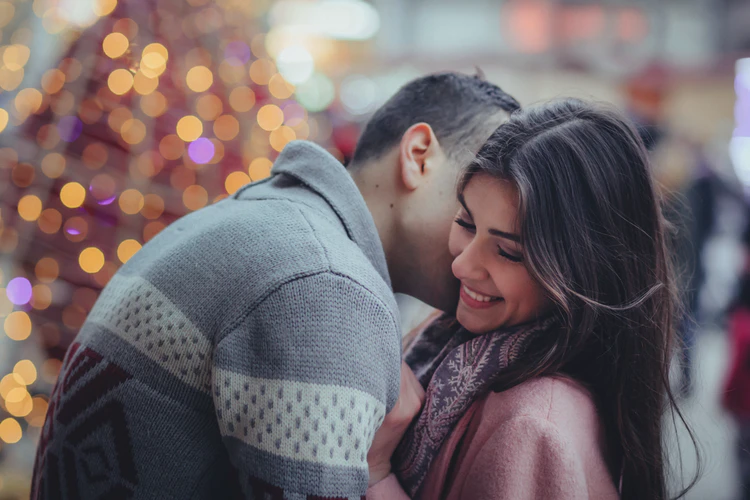 彼女の頬にキスする男性