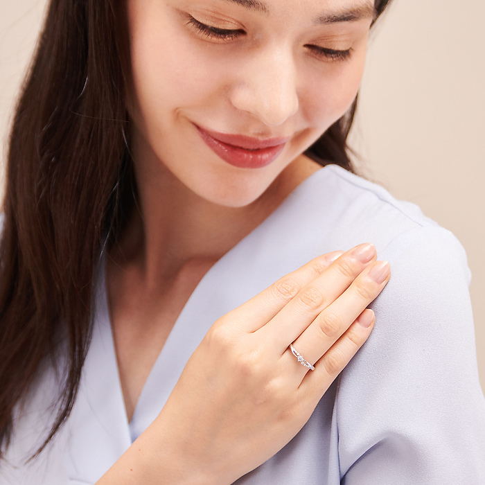 4℃のダイヤモンドリングを身に着けた女性