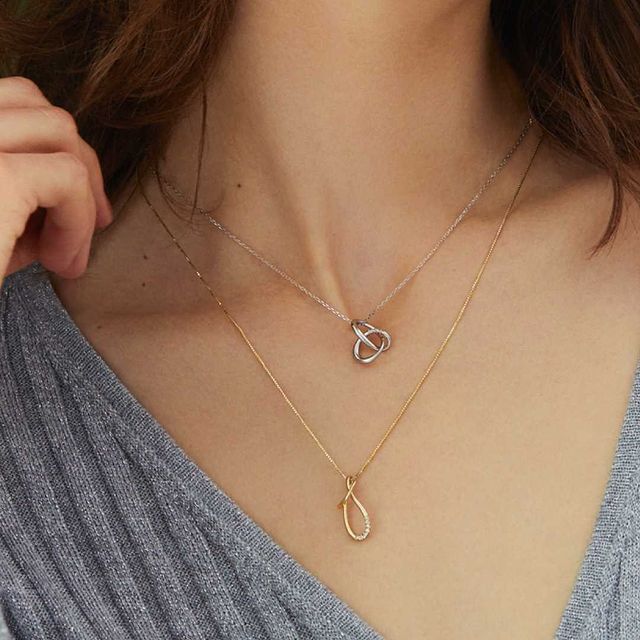 Noble of Waterのネックレスを重ね着けする女性