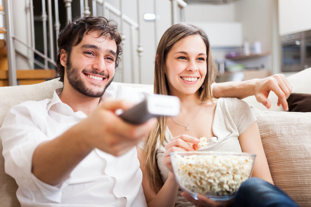 自宅で映画鑑賞を楽しむカップル