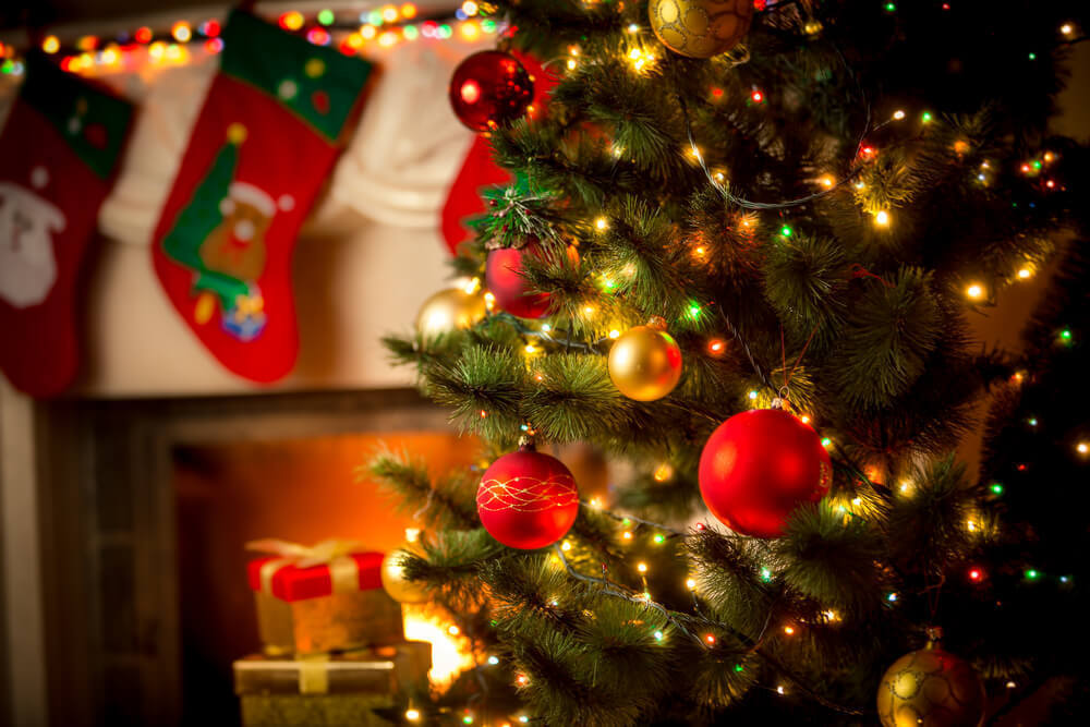 クリスマスツリーと靴下の飾りのある部屋