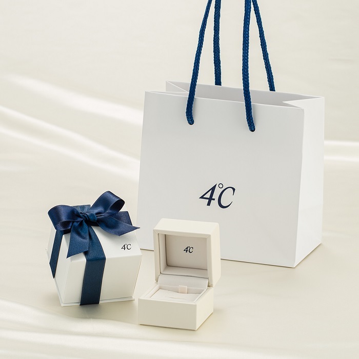 4℃のショップバッグとボックス