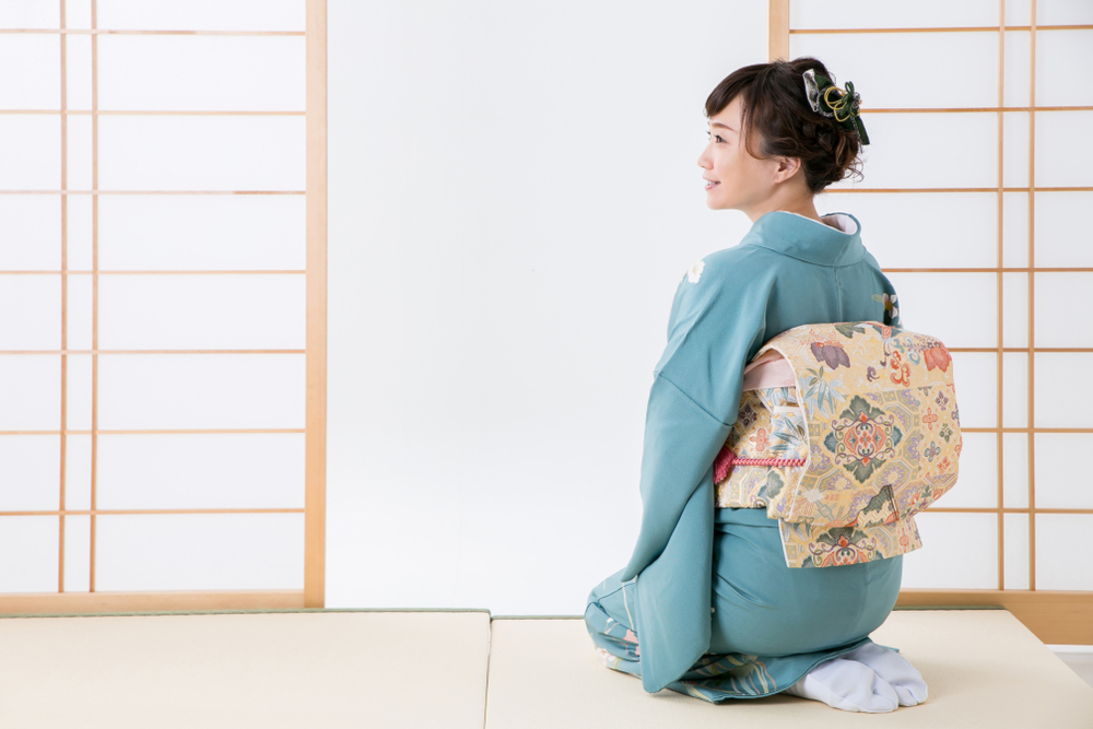 水色の訪問着を着た女性