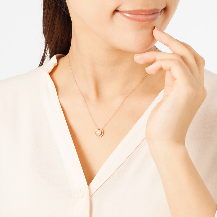 4℃のネックレスを身に着けた女性