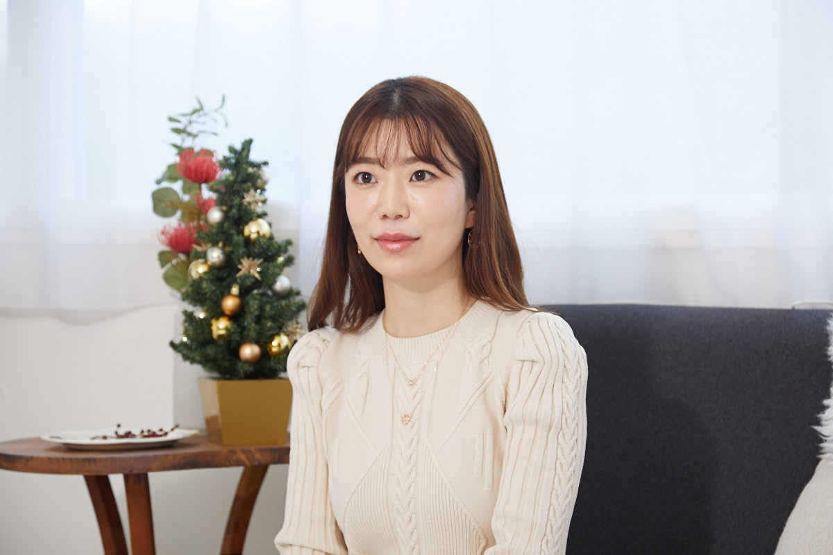 4℃の2021クリスマスコレクションの説明をするデザイナー