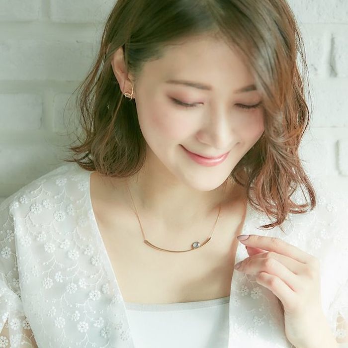 4℃Noble of Waterのジュエリーを身に着けた女性