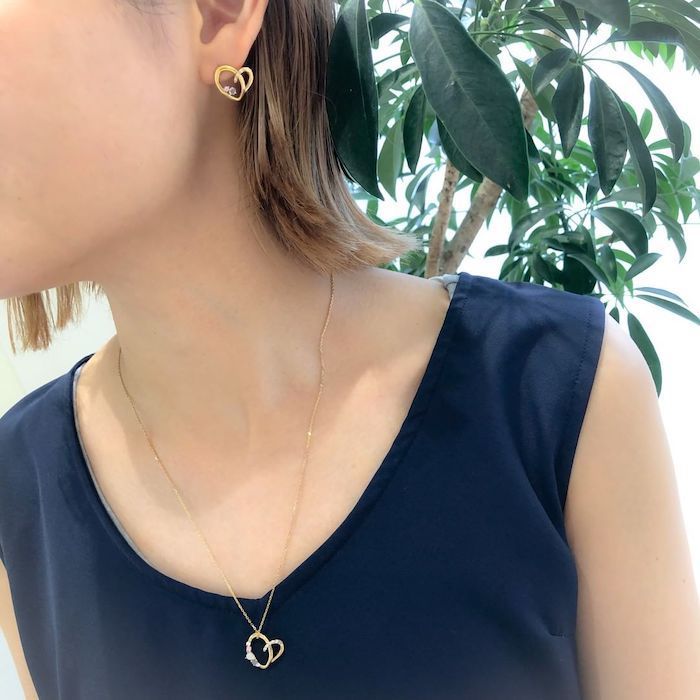 4℃のMoon Embraceを身に着けた女性
