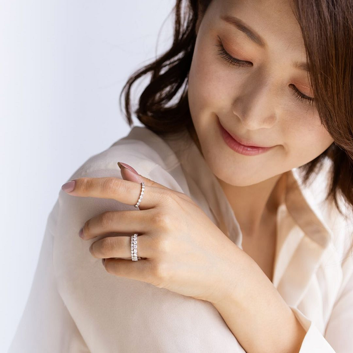 4℃の美しいエタニティリングを身に着ける女性