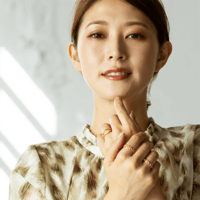 4℃のリングを着ける女性