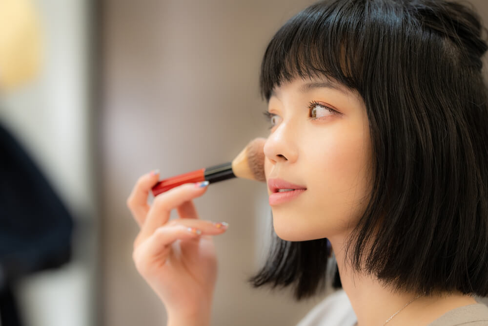 チークを入れる女性
