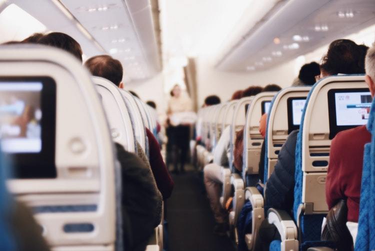 機内